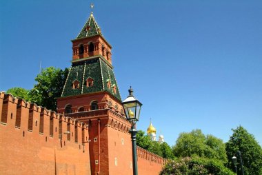 İlkbaharda mavi gökyüzüne karşı Kremlin kulesi, Mosco