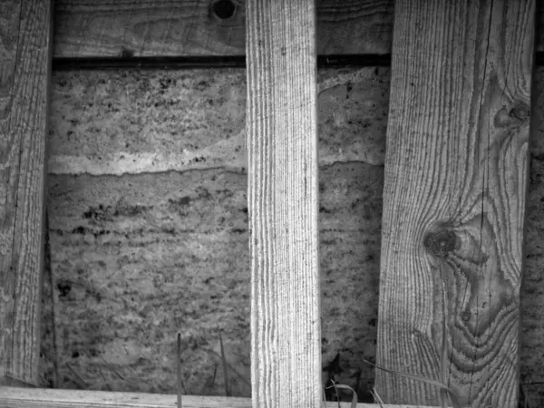 混凝土地基旁边的木制楼梯 — 图库照片