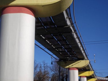 kışın açık bir günde monorail demiryolu, Moskova