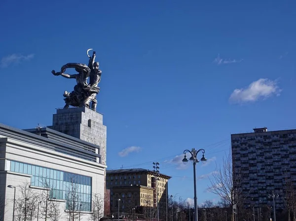 Пам Ятник Колгоспник Взимку Моско — стокове фото