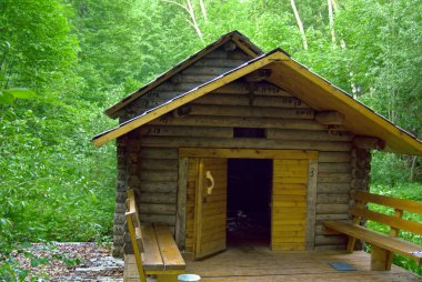 sonbaharda ormanda eski ahşap yazı tipi, Rusya