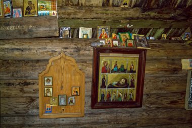 sonbaharda ormanda eski ahşap yazı tipi, Rusya
