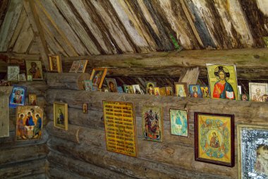 sonbaharda ormanda eski ahşap yazı tipi, Rusya