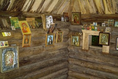 sonbaharda ormanda eski ahşap yazı tipi, Rusya