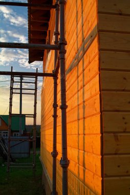 Akşamları tamamlanmamış köy evi, Russi