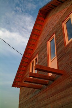 Akşamları tamamlanmamış köy evi, Russi