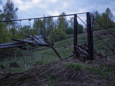 bahar akşamı kırık asma köprü , Russi