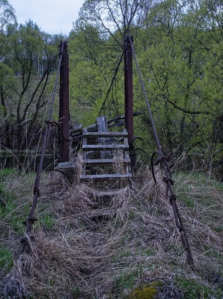 春の夕方に壊れた吊り橋 ルッシ — ストック写真