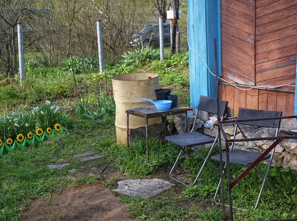 春の村の家の中庭で ルッシ — ストック写真