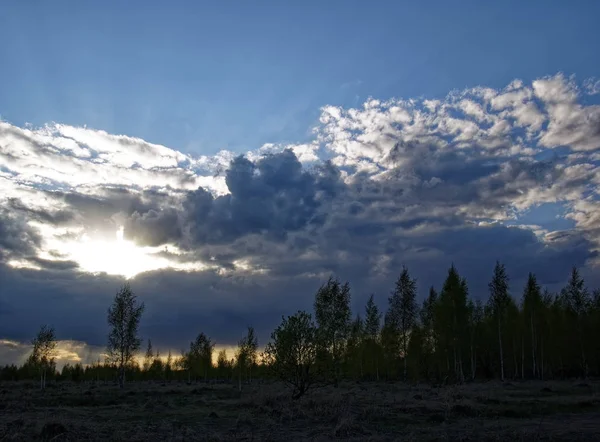 Heller Sonnenuntergang Frühling Durch Die Wolken Russi — Stockfoto