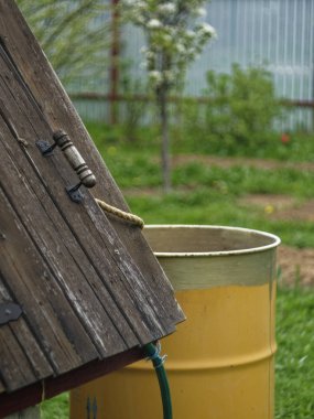 ilkbaharda bahçede beton halkalar iyi, Russi