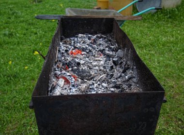 bir şiş kebap için brazier içinde kömürler serin, Russi