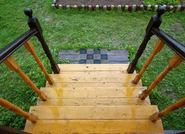 ポーチから小さな木製の階段 ルッシ — ストック写真