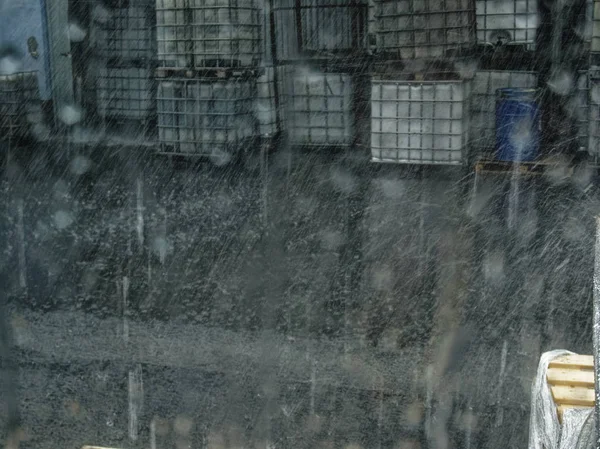 大雨在春天的工厂领土 莫斯科 — 图库照片