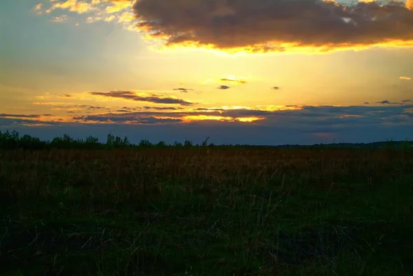 Bunter Sonnenuntergang Über Einem Feld Frühling Russi — Stockfoto