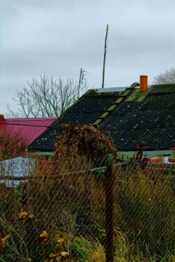 Rusya 'nın sonbahar köyündeki eski evler