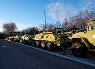Rusya Müzesi 'ndeki bir sütunda Sovyet zırhlı personel taşıyıcısı.