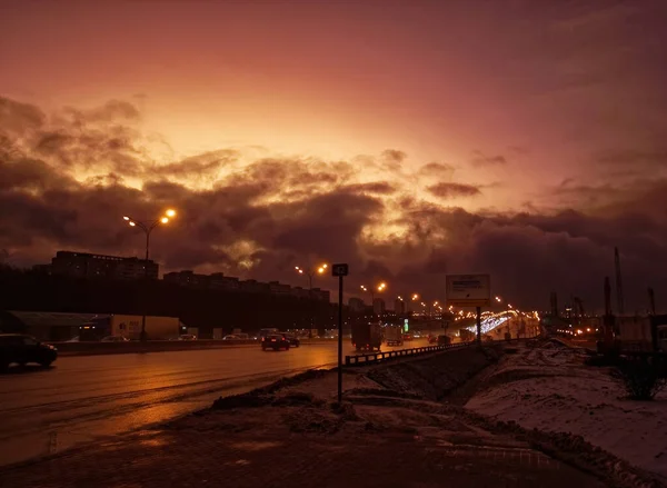 Moskova Kışın Yol Boyunca Renkli Gündoğumu — Stok fotoğraf
