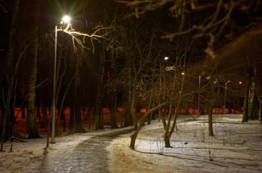 Geceleri Moskova 'da gece fenerlerle dolu bir sokak.
