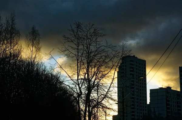 冬の日没を背景にした住宅 モスクワ — ストック写真
