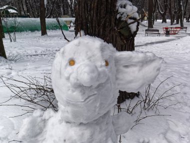 Moskova 'da ormanda tuhaf bir kardan adam.