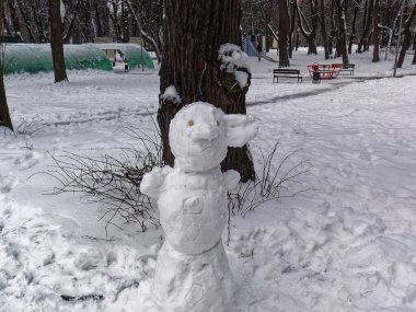 Moskova 'da ormanda tuhaf bir kardan adam.