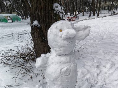 Moskova 'da ormanda tuhaf bir kardan adam.
