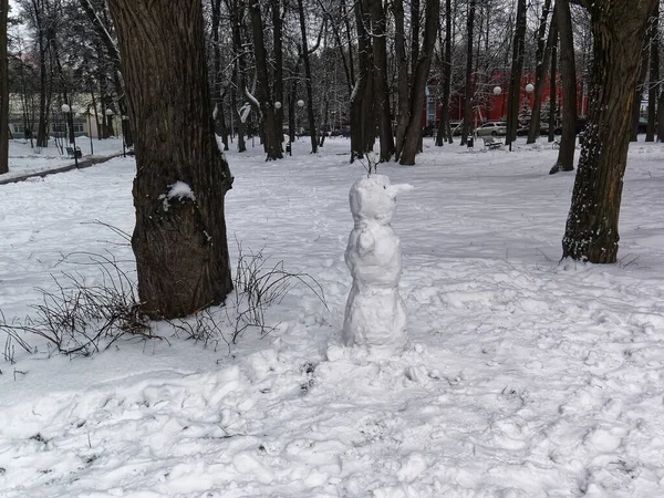 Moskova 'da ormanda tuhaf bir kardan adam.