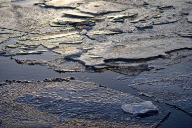 Şafakta nehirde buzlar erir, Moskova