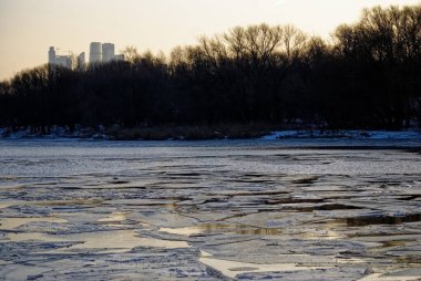 Şafakta nehirde buzlar erir, Moskova