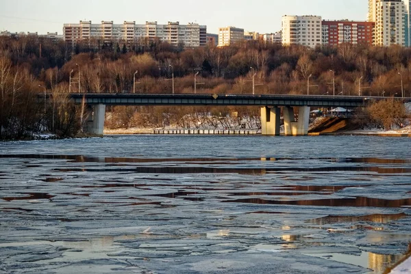 莫斯科 黎明时分 冰在河上融化 — 图库照片
