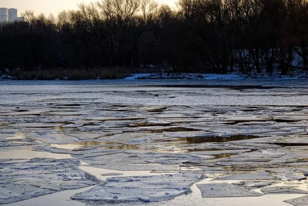 莫斯科 黎明时分 冰在河上融化 — 图库照片