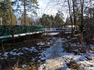 Kışın evin arka bahçesinden geçen patika, Moskova.