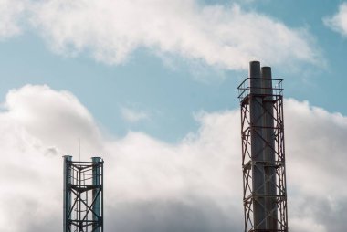 Küçük kazan dairesi boruları mavi gökyüzüne karşı, Moskova