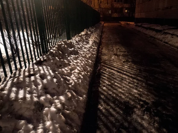 Асфальтированный Путь Свете Фонаря Ночью Зимой Москва — стоковое фото