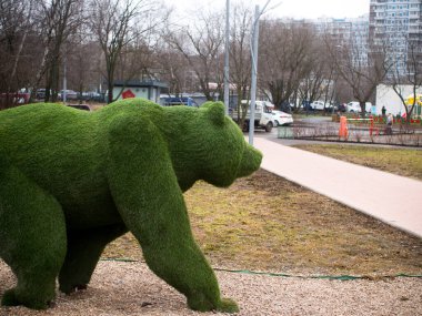 Baharda sokakta bir ayı figürü