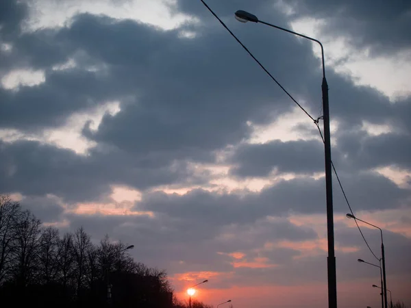 Рассвет над улицей в большом городе весной — стоковое фото