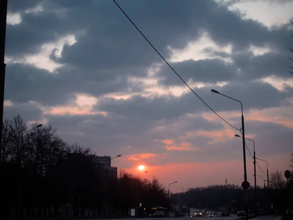 Рассвет над улицей в большом городе весной — стоковое фото