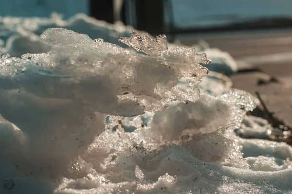 莫斯科雪堆顶部浮冰奇形怪状 — 图库照片