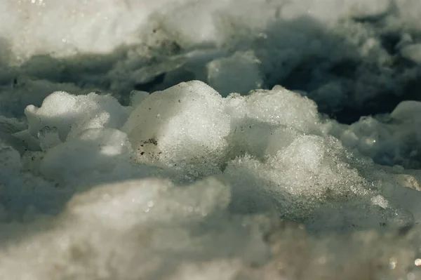 Moskova Kar Yığınının Tepesinde Tuhaf Bir Buz Kütlesi Yüzüyor — Stok fotoğraf