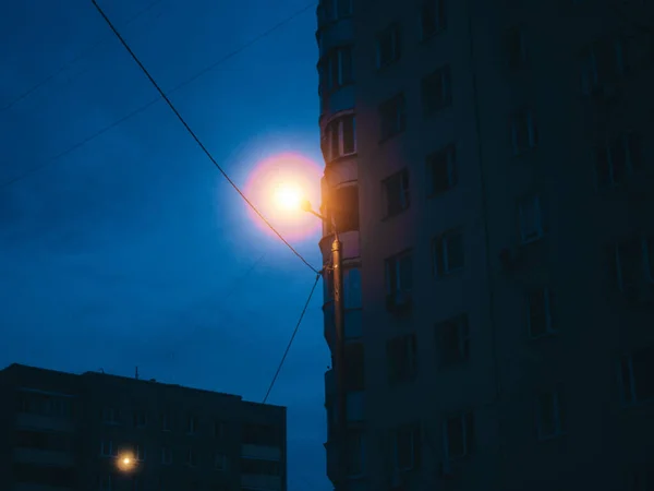 Sabahın Erken Saatlerinde Evin Yanındaki Sokak Lambası Moskova — Stok fotoğraf