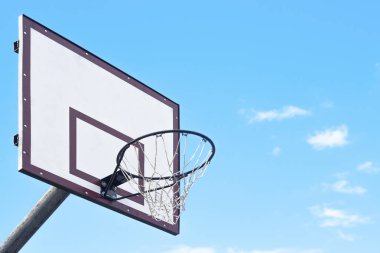 Basketbol gökyüzü arka plan üzerinde net