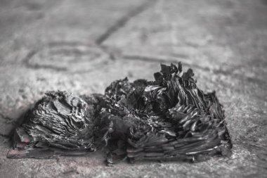 Kül defterine yanmış