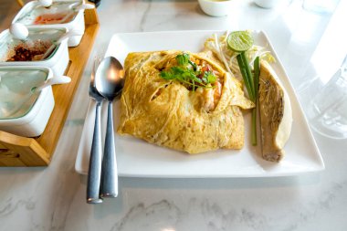 pad Thai (Tayland usulü kızarmış karidesli erişte) Tayland 'ın ünlü yiyeceği.
