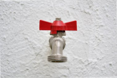 Musluk görüşü ön tarafta. Bahçe duvarındaki musluk.