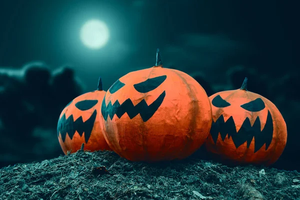 Három Halloween Tök Sötétség Telihold Éjszaka — Stock Fotó