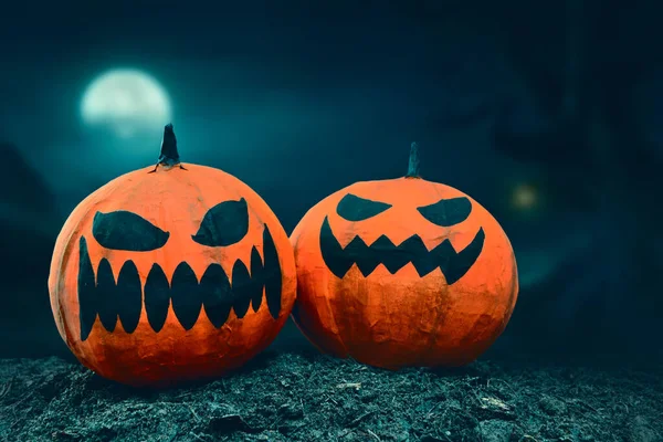 Két Halloween Tök Sötét Éjszakában — Stock Fotó