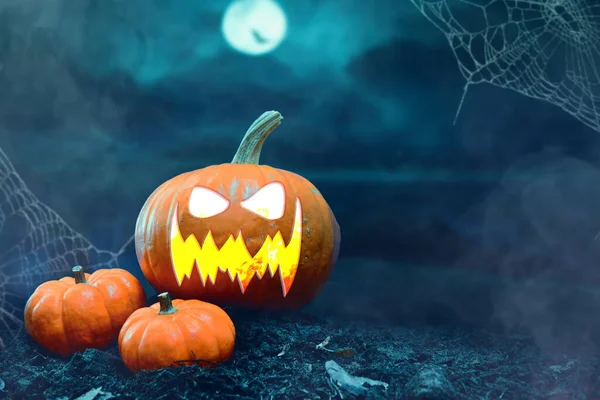 Három Halloween Tök Temetőben Éjszaka — Stock Fotó