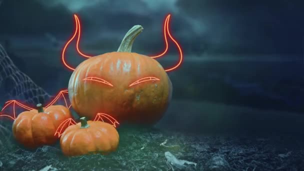 墓地のハロウィーンの夜にカボチャ2個 ハロウィンの装飾 — ストック動画