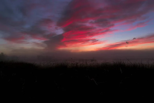 Красное Небо Над Торфяным Озером Рассвете Двингельдервелде Нидерланды — стоковое фото